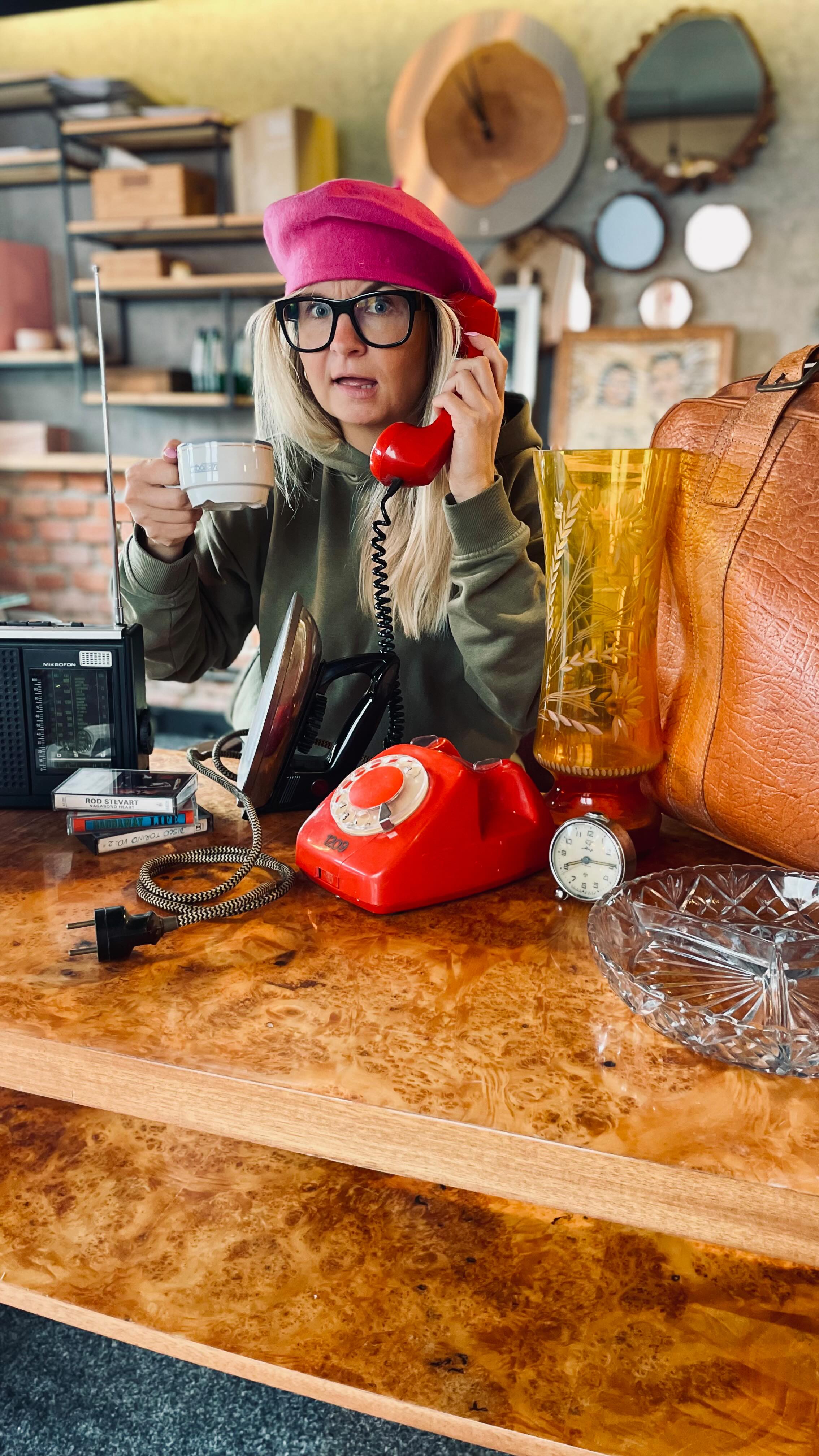 Obywatele, obywatelki POMOCY! Szukamy rzeczy z epoki PRL - głównie gazety, czasopisma, naczynia z napisem „społem”, stare opakowania po papierosach, telewizor z kineskopem, gięty wieszak, lalka do wózka dziecięcego itp. 
Wysyłajcie fotki jak coś macie 🙋🏼‍♀️🔥
Pomożecie? 😅🙋🏼‍♀️ Pomożemy!
#PRL #70urodziny #tematycznadekoracja #czasyprl #pomozeciepomozemy