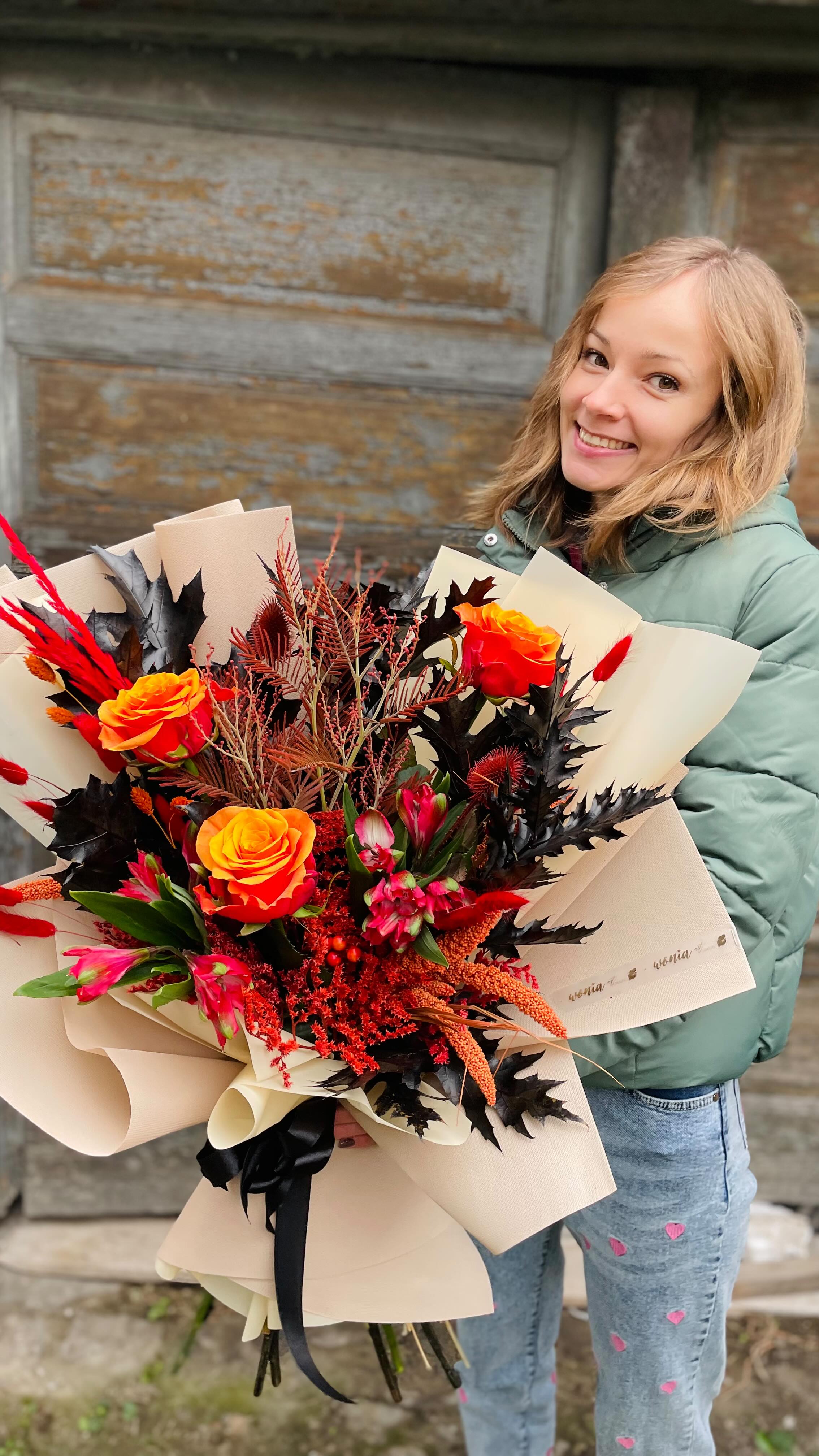 Jeśli kochasz Batmana, ten jesienny bukiet Cię zniszczy! (w pozytywny sposób oczywiście) 🔥🖤
Wolałabyś dostać klasyczny bukiet czy taki w mrocznym, filmowym klimacie? 
Zaobserwuj po więcej inspiracji! 🖤
#batmanaesthetic #jesiennybukiet #darkromance #batman #autumnbouquet #moodywedding #cinematicflowers