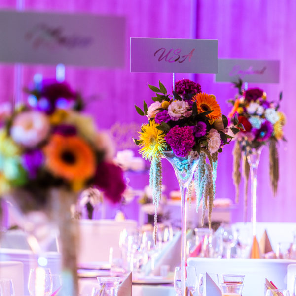 Kolorowa dekoracja stołów gości, Nosalowy Dwór Resort & Spa