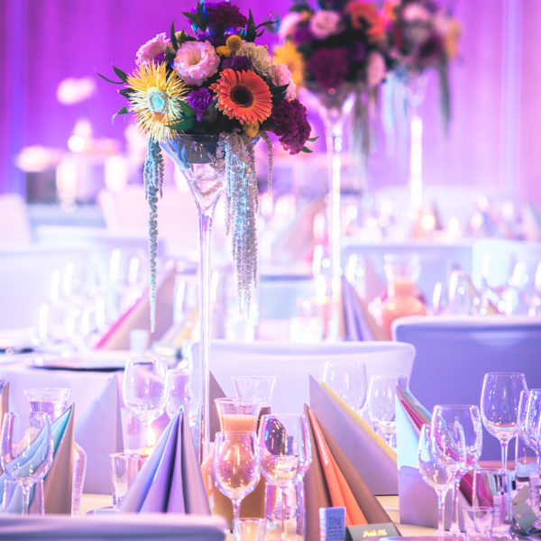 Kolorowa dekoracja stołów gości, Nosalowy Dwór Resort & Spa