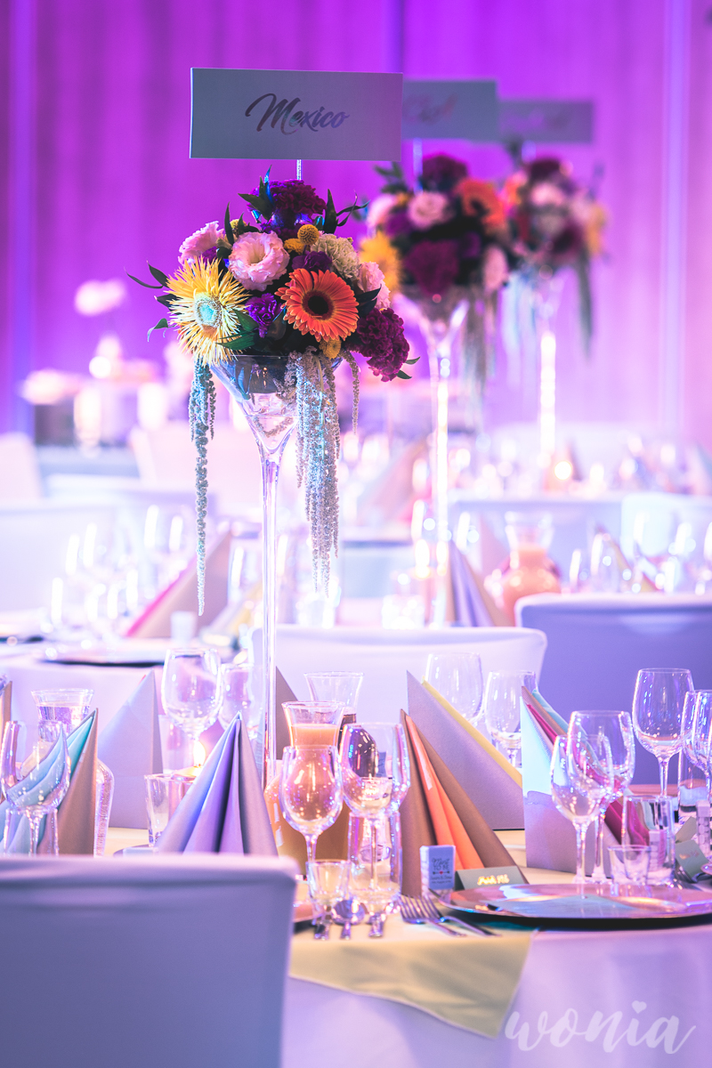 Kolorowa dekoracja stołów gości, Nosalowy Dwór Resort & Spa