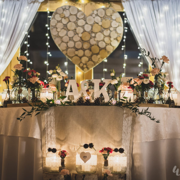 Drewniane serce i dekoracja stołu prezydialnego, Dworek Góralski w Łodygowicach