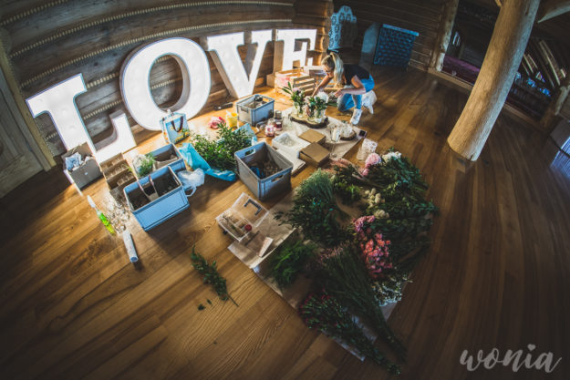 Świecące LOVE i przygotowania dekoracji