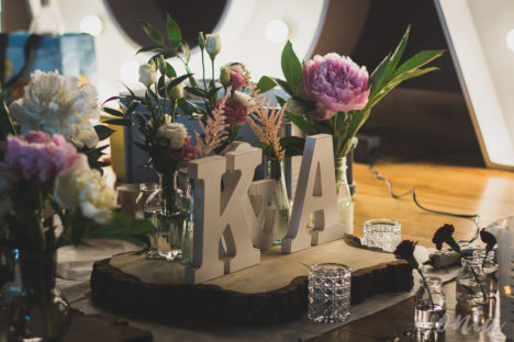 Kwiaty, inicjały, plastry drewna