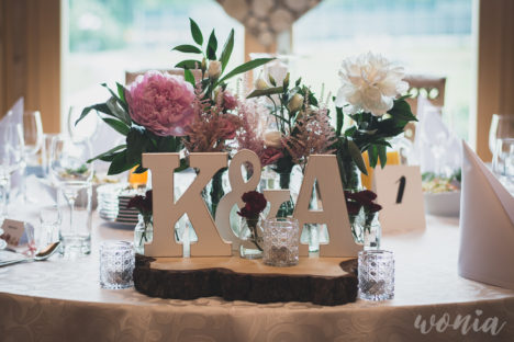 Kwiaty, inicjały, plastry drewna - stół prezydialny