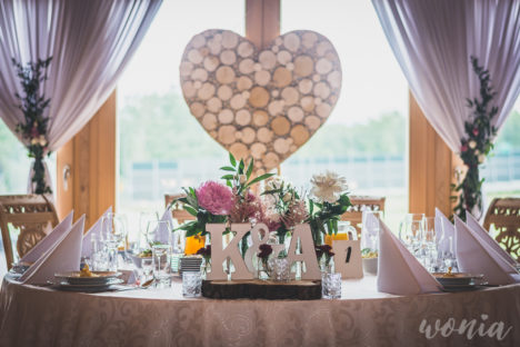 Kwiaty, inicjały, plastry drewna - stół prezydialny