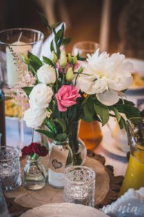 Rystykalno-kwiatowa dekoracja stołu