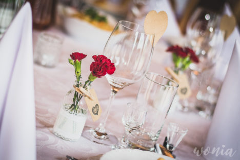 Rystykalno-kwiatowa dekoracja stołu