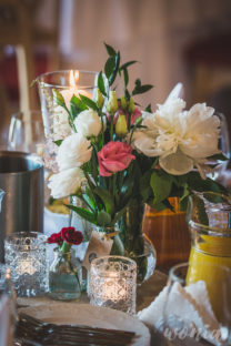 Rystykalno-kwiatowa dekoracja stołu