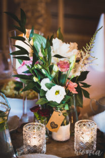 Rystykalno-kwiatowa dekoracja stołu