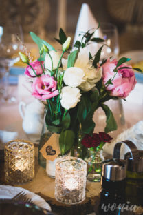 Rystykalno-kwiatowa dekoracja stołu