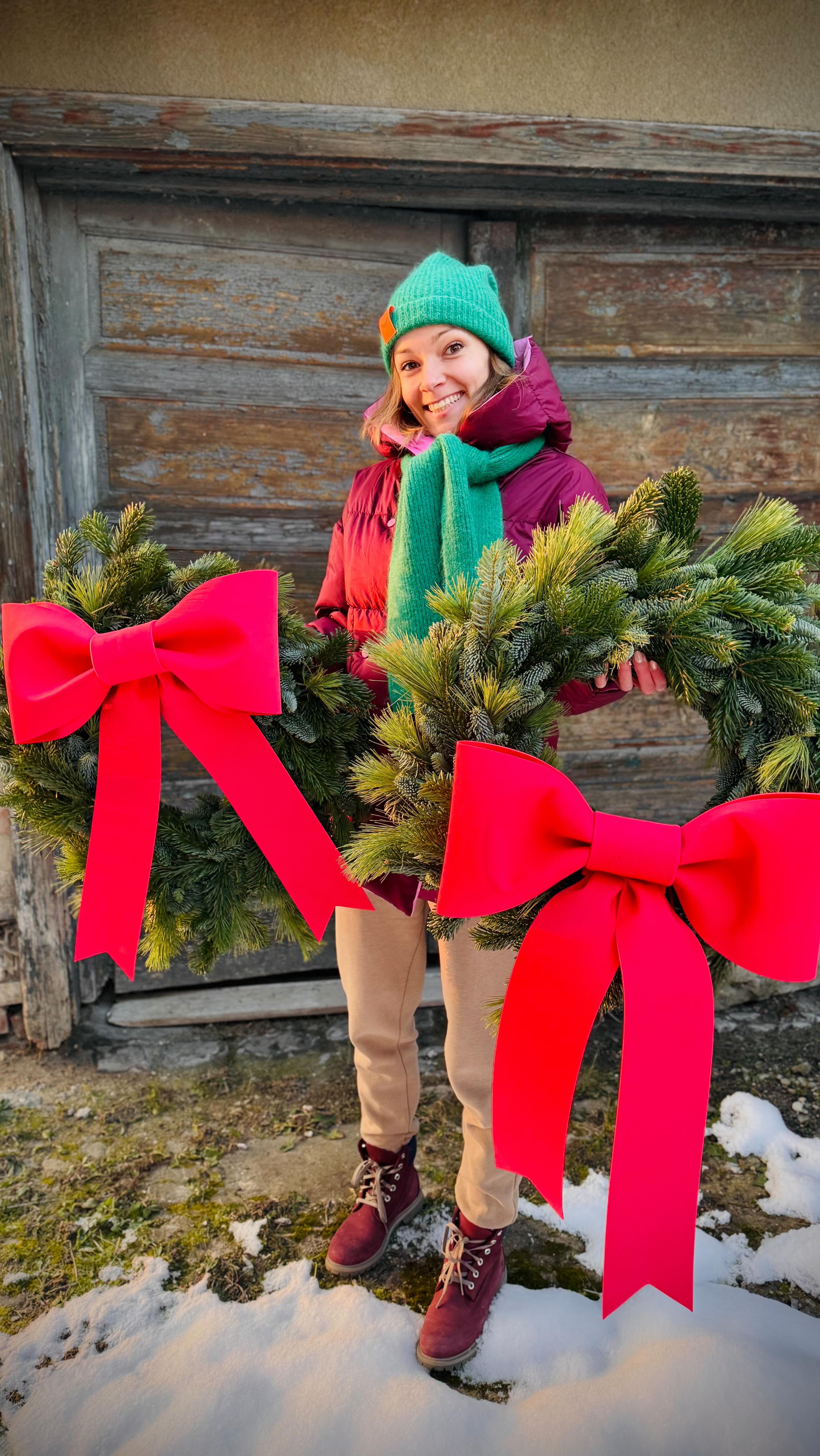 Hit na święta!? 
Minimalistyczny wianek z czerwoną kokardą! ❤️
Wszystko robione przez nas własnoręcznie 🙋🏼‍♀️🙋🏻‍♀️ 
Dostępne wersje XXL oraz mniejsze🌟
Lubicie minimalizm czy na święta wszytko musi być na wypasie? Dajcie znać w komentarzu i zaobserwujcie po więcej świątecznych nowości 🌟

#christmaswreaths #wiankenadrzwi #handmade