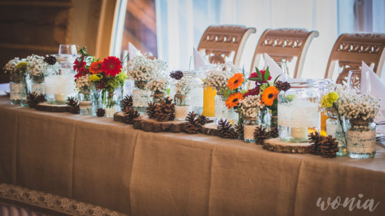 Rustykalna dekoracja stołu prezydialnego, Dworek Góralski - Łodygowice