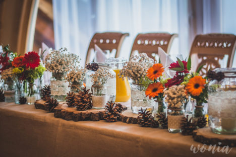 Rustykalna dekoracja stołu prezydialnego, Dworek Góralski - Łodygowice