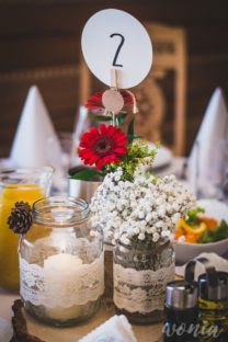 Rustykalna dekoracja stołu