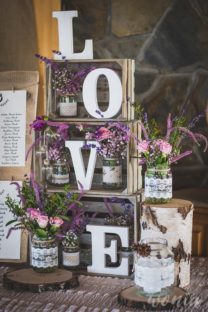 Lista gości i powitalny napis "LOVE" w drewnianych skrzyniach