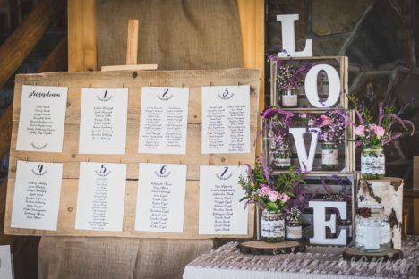 Lista gości i powitalny napis "LOVE" w drewnianych skrzyniach