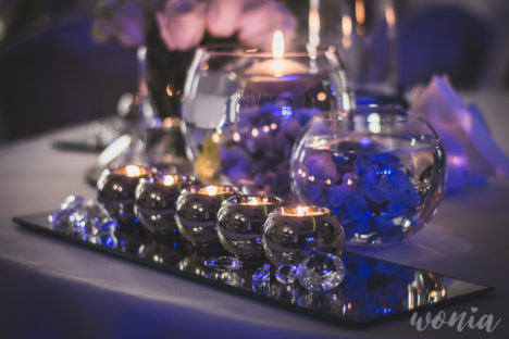 Dekoracja stołu prezydialnego w "Niecodziennej"