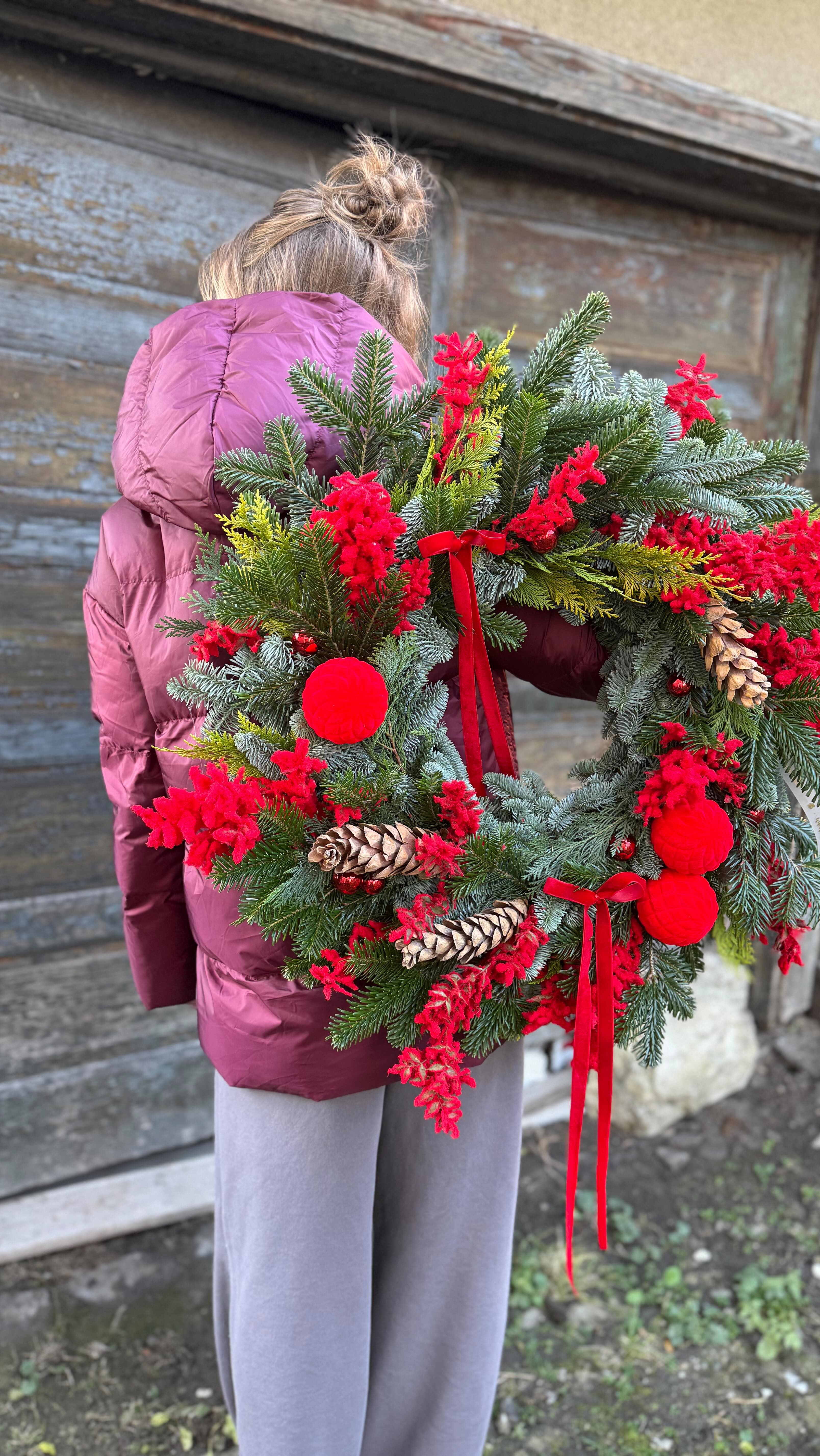 Wam też już tak dzwoni w uszach? Do świąt już niecałe dwa tygodnie! 🔥😱
Ten śliczny wianek wyjątkowo dostępny od ręki! ❤️
Możemy też wykonać mniejsze średnice 🎄

#wianeknadrzwi #christmasdecorations #swiatecznywianek #kwiaciarniabielsko
