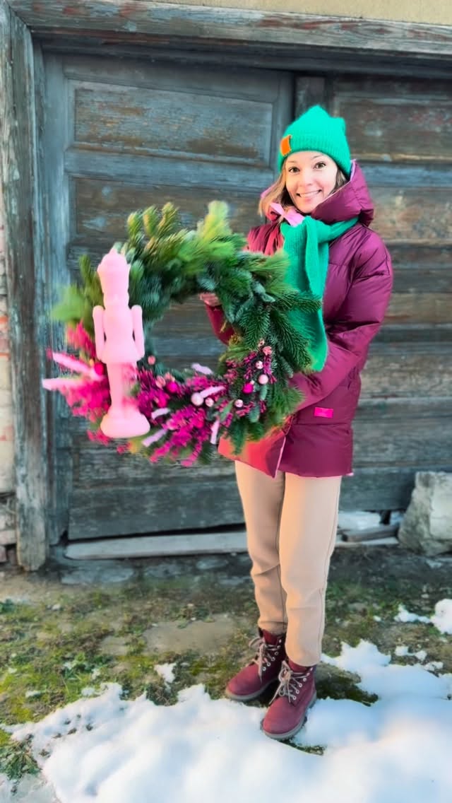 Bo różowy to nie kolor to styl życia! 🩷🎀 
Kto z Was dekoruje dom na święta na różowo? Koniecznie dajcie znać w komentarzu! 
Mamy tylko jedną sztukę - więc kto pierwszy ten lepszy! 🌲🩷
#christmaswreath #różoweświęta #pinkwreath #dekoracjeświąteczne