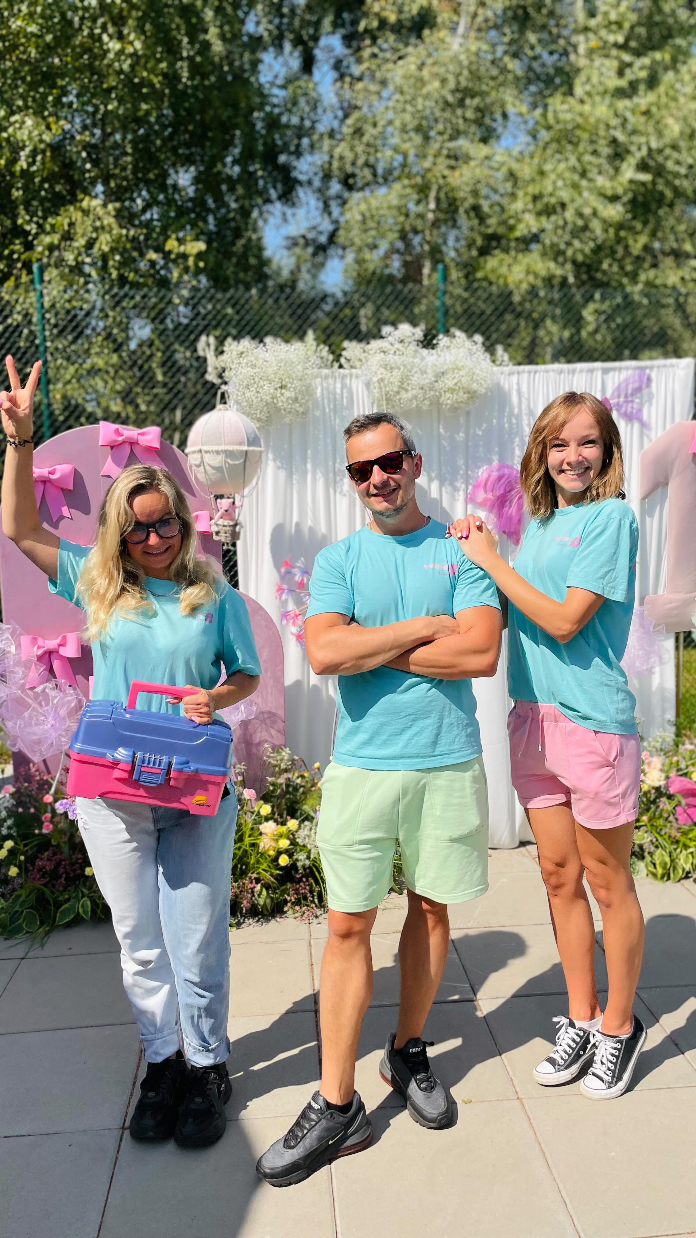 Roczek to wyjątkowe urodziny dla maluszka i całej rodziny! 👧🏼🍼
Te były szczególnie wyjątkowe również dla nas bo mogliśmy użyć naszej kreatywności, puścić wodze fantazji i wiele elementów stworzyć własnoręcznie! Bajkowo łąkowy klimat który stworzyliśmy dla małej Mai zachwycił nie tylko dzieci ale również dorosłych! 🐝🌸🩷 Kto by się wybrał na takie pastelowe garden party? 🎀
@countryclubzywiec 
#handmade #1birthday #pierwszeurodziny #roczek #kreatywnadekoracja #creative #fairytale #buterflay #babybreath #kwiaciarniabielsko