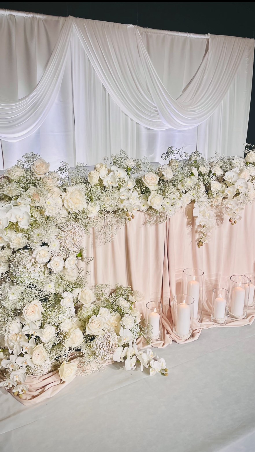 Znacie największe hity na nadchodzący sezon ślubny 2026? 🤍 My chyba trochę wyprzedziliśmy trendy 🤭 bo latem zeszłego roku zrobiliśmy na weselu Ivana i Veroniki dekoracje która dokładnie wpisała się w to za czym w tym roku szaleją Młode Panie! Według  Pantone to Cloud Dancer czyli kolor delikatnej złamanej bieli symbolizujący spokój i minimalizm będzie królował na salonach, a drapowane tkaniny ozdobią niejedną salę balową! Trochę jak w opowieściach ze świata Bridgertonów! Prawda?! 🤍 Dajcie znać co sądzicie o takim połączeniu kolorystki i stylu! 
#wesele2026 #bridgertonweddinginspiration #weselewbieli #dekoracjeslubne #bielskobiala